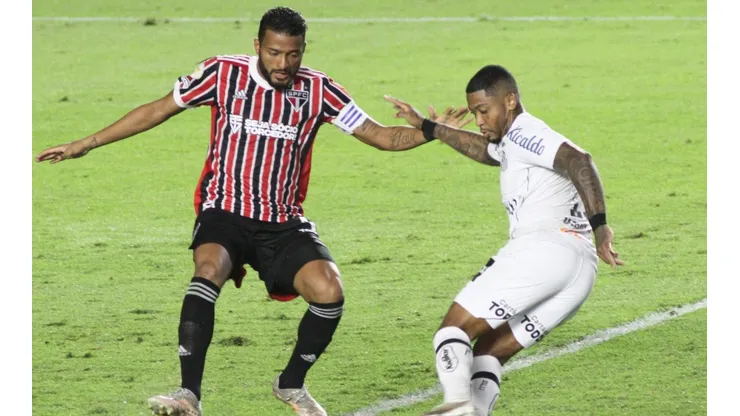 Santos e São Paulo, em campo pelo Brasileirão de 2021 (Foto: Fernanda Luz/AGIF)