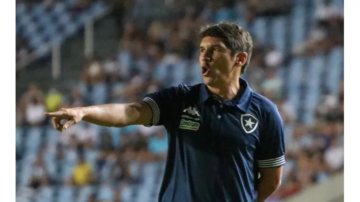 Lúcio Flávio continua no comando interino do Botafogo (Foto: Ronald Felipe/AGIF)
