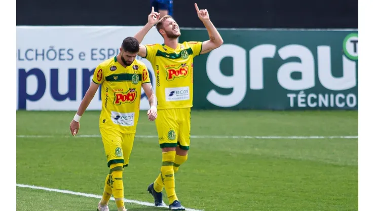 Jogadores do Mirassol comemoram gol (Foto: Diogo Reis/AGIF)