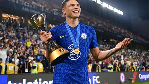 Thiago Silva segurando a taça de campeão mundial (Foto: Getty Images)