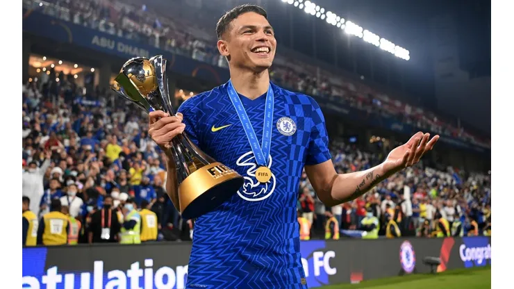 Thiago Silva segurando a taça de campeão mundial (Foto: Getty Images)