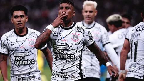 Jogadores do Corinthians comemoram gol diante do Mirassol (Foto: Ettore Chiereguini/AGIF)