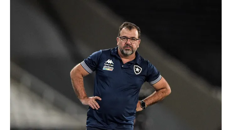 Enderson muda novamente o Botafogo (Foto: Thiago Ribeiro/AGIF)