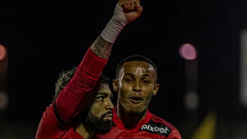 Gabigol comemora em forma de protesto por conta dos xingamentos racistas que recebeu no Fla-Flu (Foto: Paula Reis / Flamengo)