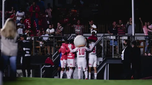 Marquinhos comemora com a torcida o gol marcado contra o Santo André (Foto: Ettore Chiereguini/AGIF)