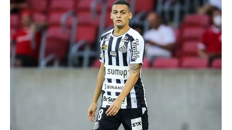 Barcelona tem, agora, a preferência na compra de Kaiky, zagueiro do Santos