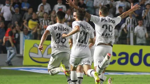 Jogadores do Santos comemoram gol (Foto: Fernanda Luz/AGIF)