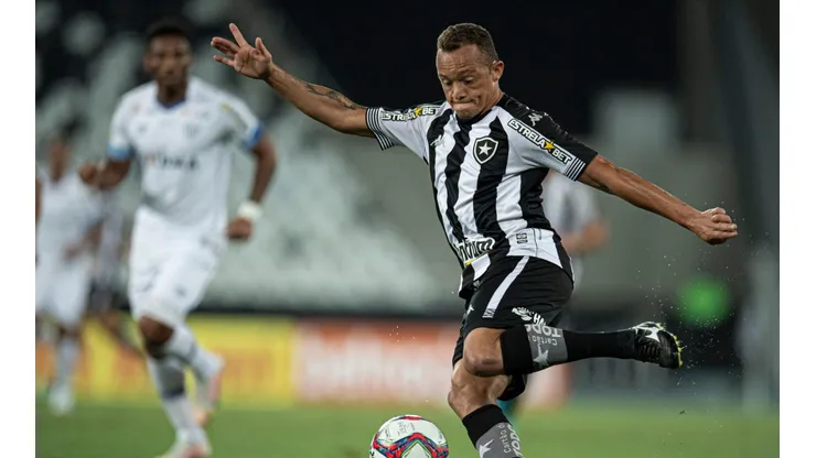 Carlinhos terá que passar por cirurgia após problema no joelho (Foto: Jorge Rodrigues/AGIF)
