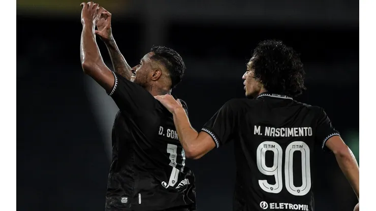 Botafogo passou sufoco, mas, de virada, venceu o Madureira (Foto: Thiago Ribeiro/AGIF)