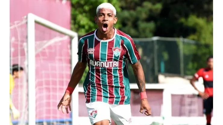 John Kennedy sofreu uma lesão no pé e desfalcará Fluminense