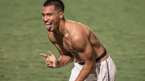 Marcos Leonardo comemora gol com a camisa do Santos (Foto: Heber Gomes/AGIF)