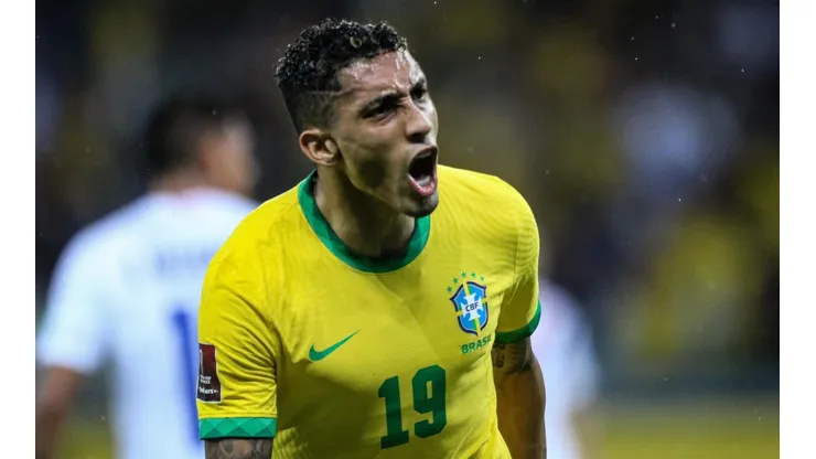 Raphinha faz grande apresentação é o destaque na goleada contra o Paraguai (Foto: Fernando Moreno/AGIF)