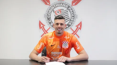 Ivan é anunciado oficialmente pelo Corinthians (Foto: Felipe Szpak / Ag. Corinthians)