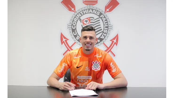 Ivan é anunciado oficialmente pelo Corinthians (Foto: Felipe Szpak / Ag. Corinthians)