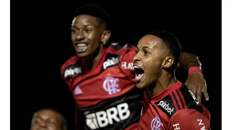 Lázaro marca duas vezes e dá a vitória ao Flamengo (Foto: Jorge Rodrigues/AGIF)