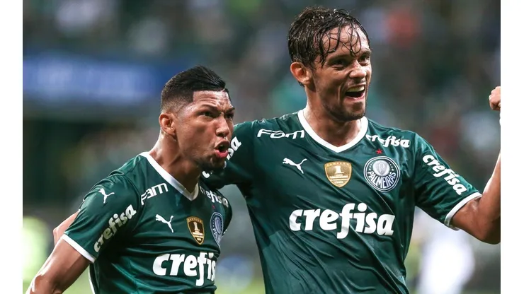 Rony e Scarpa comemoram um dos gols da vitória do Palmeiras (Foto: Marcello Zambrana/AGIF)
