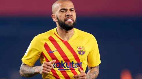 Daniel Alves, em campo pelo Barcelona (Foto: Getty Images)