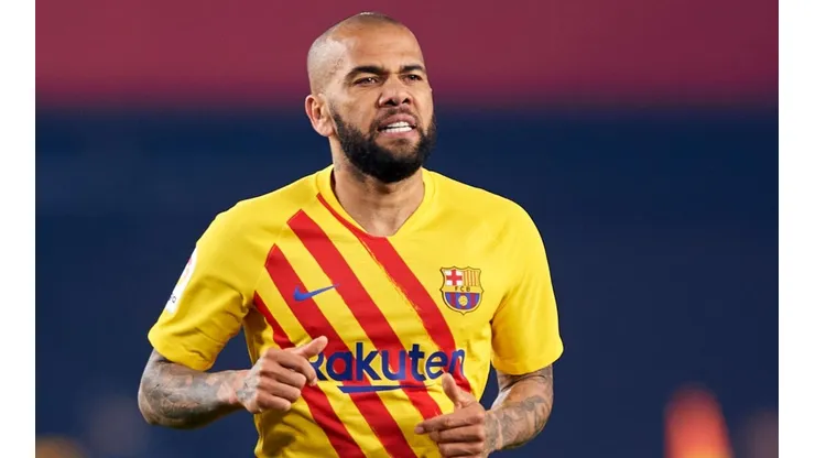 Daniel Alves, em campo pelo Barcelona (Foto: Getty Images)