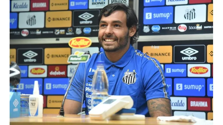 Ricardo Goulart recebe a camisa 10 no Santos (Foto: Divulgação)