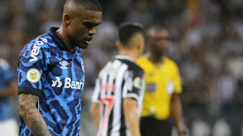 Douglas Costa não brilhou na segunda passagem pelo Grêmio