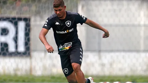 Erison já treina com os novos companheiros (Foto: Vitor Silva/Botafogo)