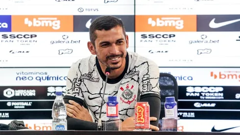 Bruno Melo demonstrou toda a felicidade por ter assinado com o Corinthians (Foto: Rodrigo Coca / Ag. Corinthians)