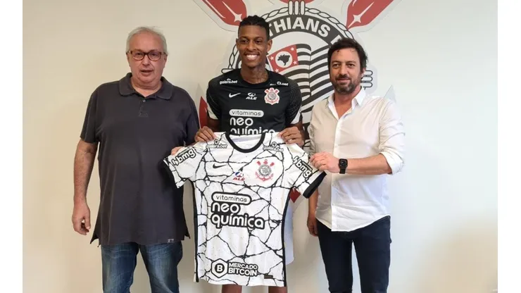 Corinthians anuncia contratação de jogador para posição pedida por Sylvinho