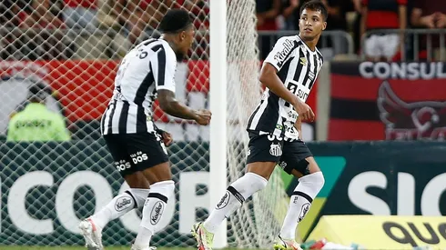 Marcos Leonardo e Marinho comemoram gol pelo Santos