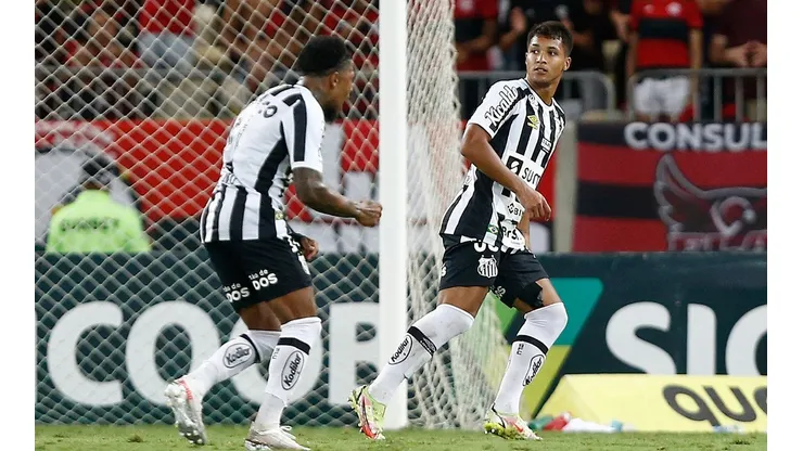 Marcos Leonardo e Marinho comemoram gol pelo Santos