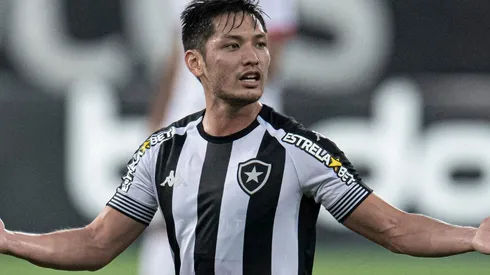 Luís Oyama, em campo pelo Botafogo (Foto: Jorge Rodrigues/AGIF)