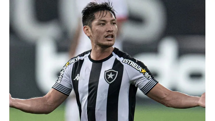 Luís Oyama, em campo pelo Botafogo (Foto: Jorge Rodrigues/AGIF)