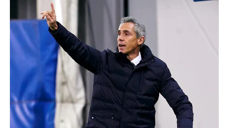 Paulo Sousa foi surpreendido por torcedores do Flamengo no aeroporto de Portugal (Foto: Pedro Salado/Quality Sport Images/Getty Images)