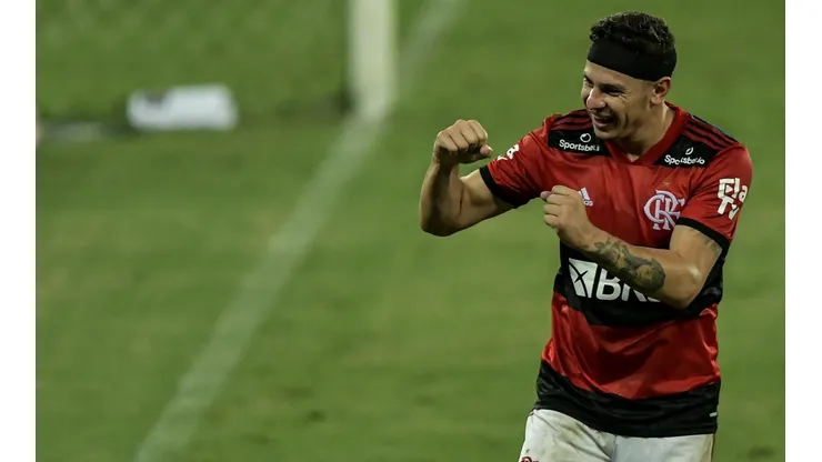 Hugo Moura deve vestir a camisa do Furacão em 2022 (Foto: Thiago Ribeiro/AGIF)