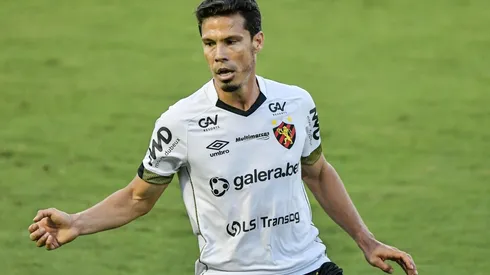 Hernanes, em campo pelo Sport (Foto: Thiago Ribeiro/AGIF)