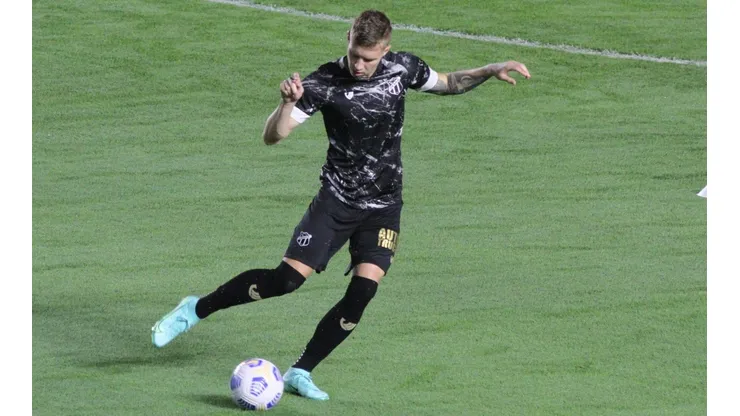Klaus é um dos possíveis reforços do Botafogo (Foto: Fernanda Luz/AGIF)