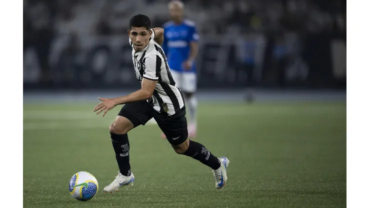 Savarino em campo durante o confronto entre Botafogo e Cruzeiro, pelo Brasileirão. (Associated Press / Alamy Stock Photo)