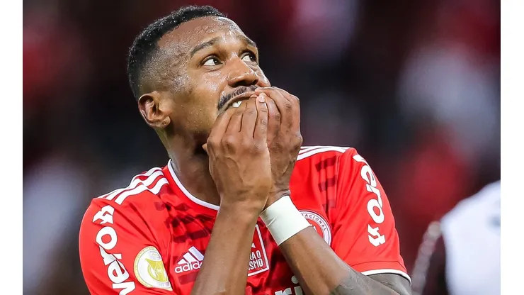 Edenilson, volante do Internacional, pode deixar o Beira-Rio