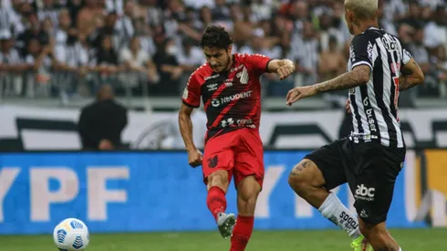 Atléticos fazem o duelo derradeiro para saber quem fica com a taça de campeão da Copa do Brasil nesta quarta (Foto: Fernando Moreno/AGIF)