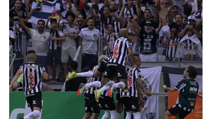 Jogadores do Galo comemoram com a torcida um dos gols desta tarde (Foto: Getty Images)