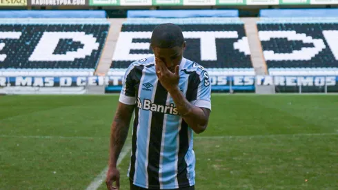 Douglas Costa, do Grêmio, não definiu em que clube jogará em 2022