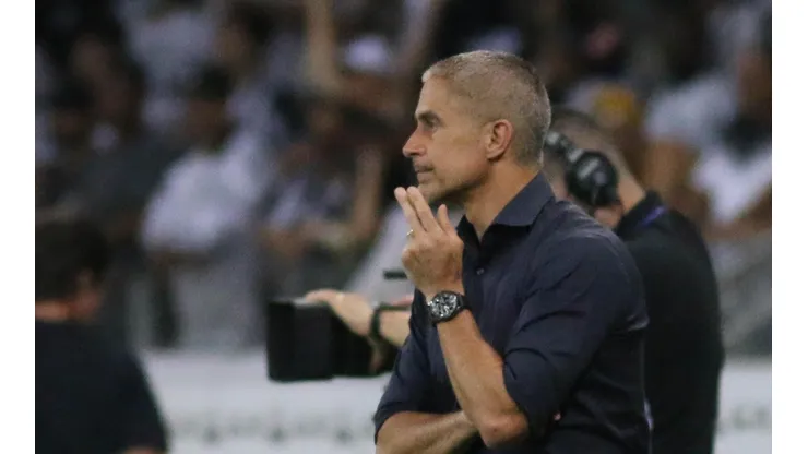 Sylvinho tem problema cardíaco detectado (Foto: Fernando Moreno/AGIF)