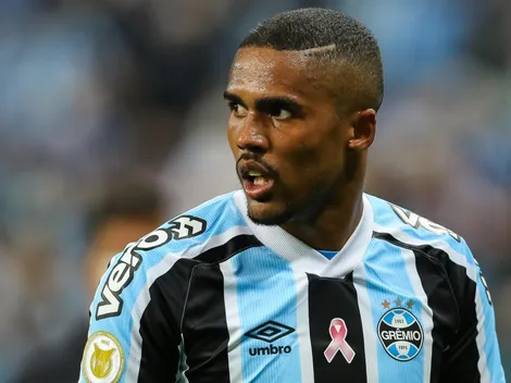 Climão? Grêmio não libera Douglas Costa para evento, e jogador apaga fotos do Tricolor de seu Instagram