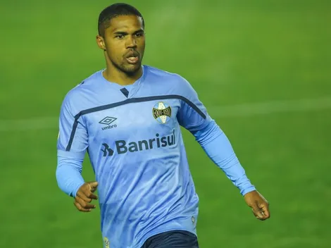 Douglas Costa é titular no jogo da vida do Grêmio; confira a escalação
