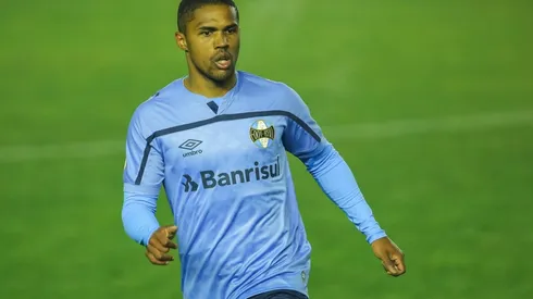 Após polêmica, Douglas Costa vai a campo como titular (Foto: Pedro H. Tesch/AGIF)