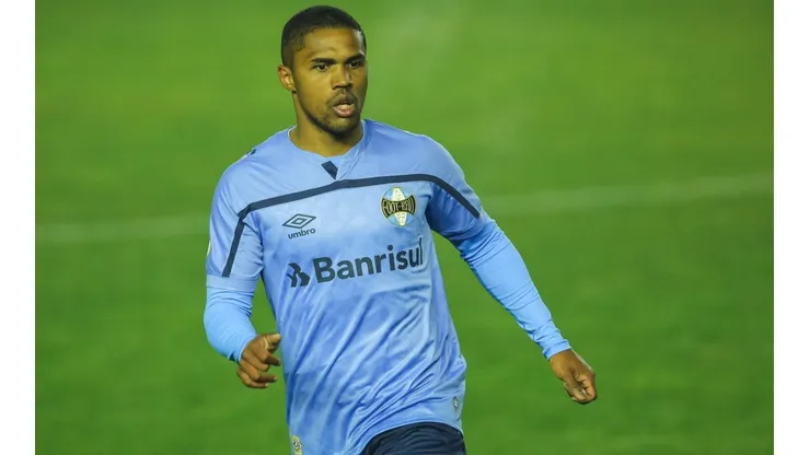 Após polêmica, Douglas Costa vai a campo como titular (Foto: Pedro H. Tesch/AGIF)