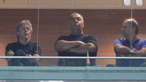 Marcos Braz (centro) e Jorge Jesus (esq)