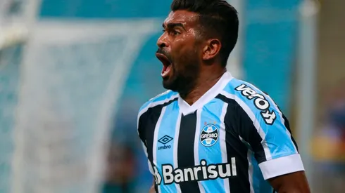 Thiago Santos comemora o gol marcado diante do São Paulo (Foto: Getty Images)