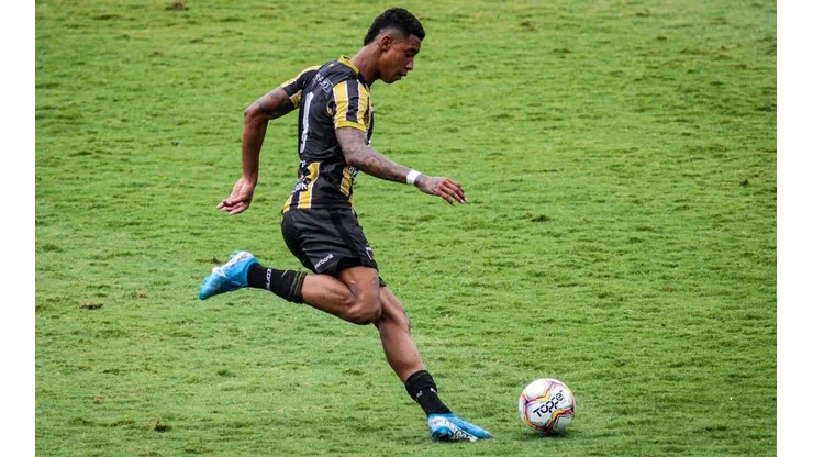 Destaque do Goiás entra na mira de clubes da Série A