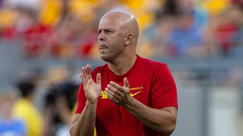 Liverpool: Arne Slot define alvo para fazer parceria com Van Dijk.