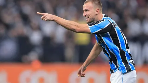 Rodrigo Ely durante a comemoração de seu gol, na partida entre Corinthians e Grêmio no Brasileirão. (Associated Press / Alamy Stock Photo)